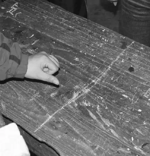 童年记忆-我们在课桌上画过的"三八线"