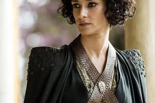 曾在《权力的游戏》中饰演"红毒蛇"情妇艾拉莉亚的