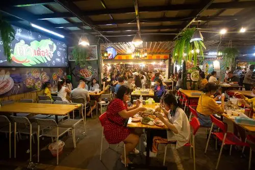 曼谷夜市,大排档,非常热闹