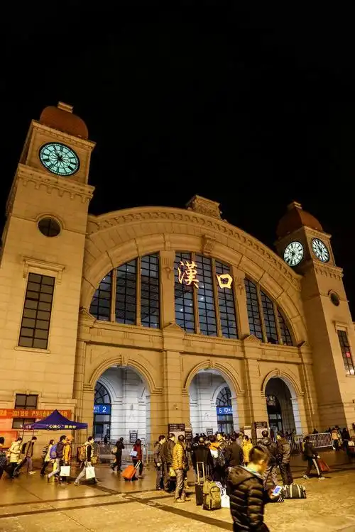 深夜的汉口站因为春运依然繁忙