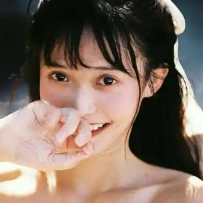 简约朴实的女生头像