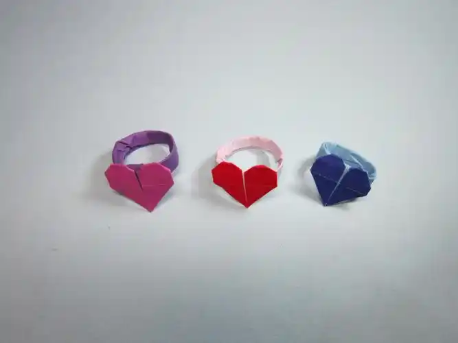 简单的手工折纸爱心戒指,用四分之一张纸就能折出漂亮的心形戒指