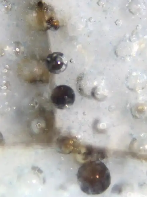 此件汝瓷在一百倍微观下老化痕迹明显.