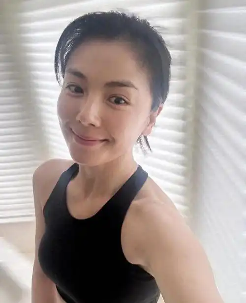 45岁刘涛真自律!晒健身照大秀火辣身材,蚂蚁腰蜜桃臀真是美绝了