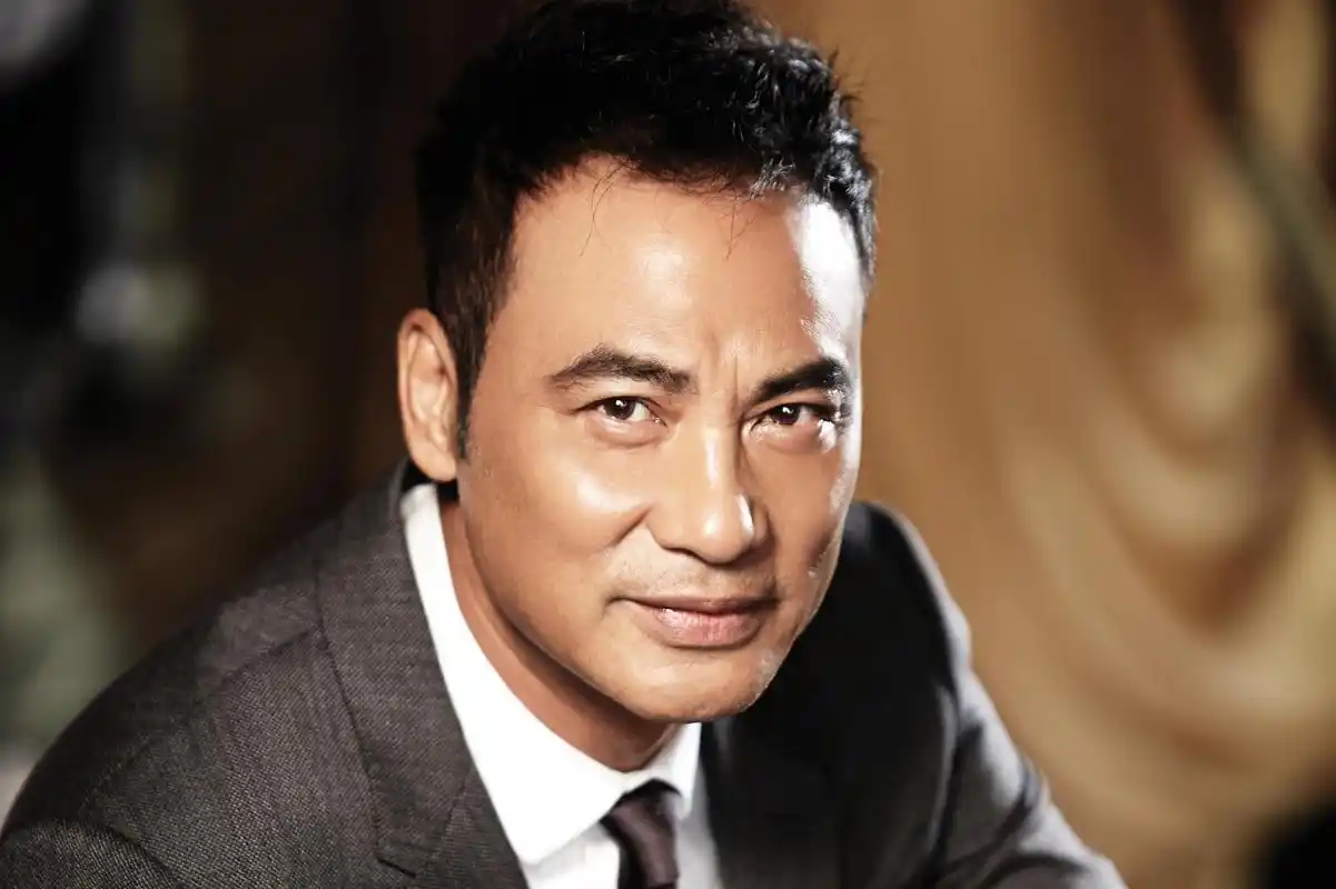 1955年3月19日出生于中国香港,祖籍山东省济宁市,华语影视男演员