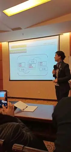 高级形象礼仪指导师龙老师上课图片