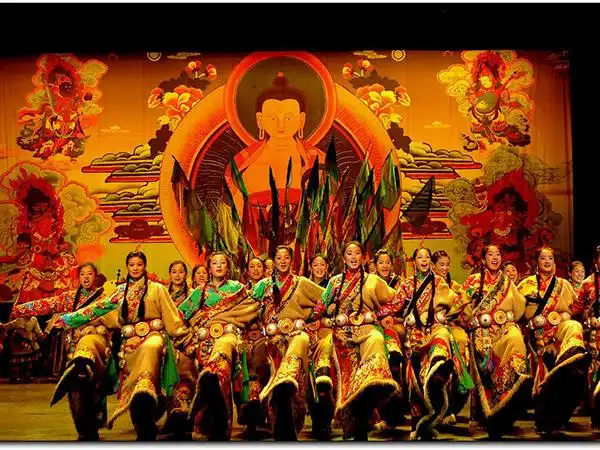 《藏谜》由杨丽萍任编导,容中尔甲出品,演出3小时