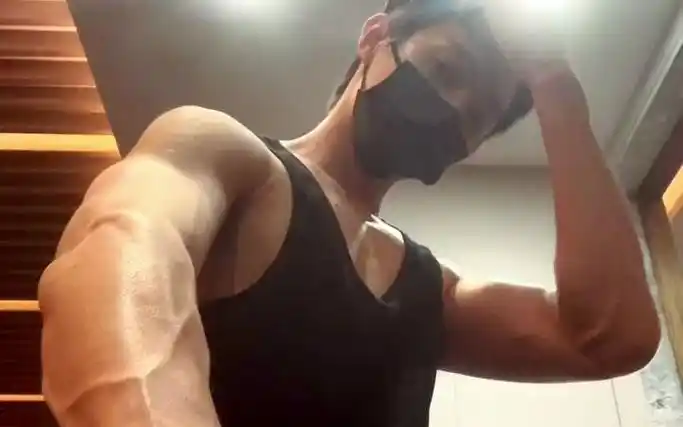 我靠,肌肉猛男出现99@许凯 #许凯 #男友臂 #要做一个猛男 #185大