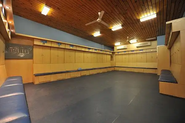 洛夫托斯球场的更衣室全景