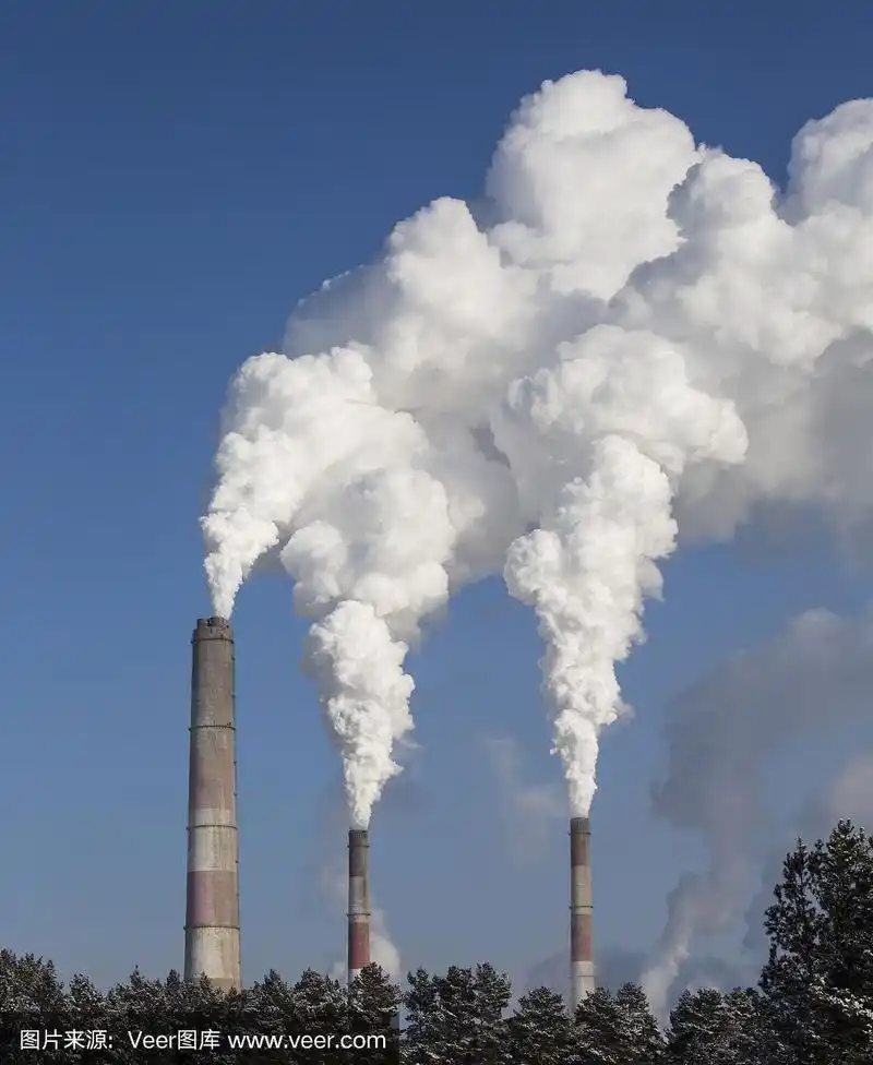 工业建筑的烟囱在冒烟.