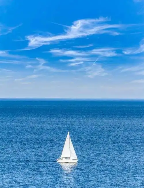 我是一只海船鲁兵散文赏析(我像一艘小船漂泊在海上)