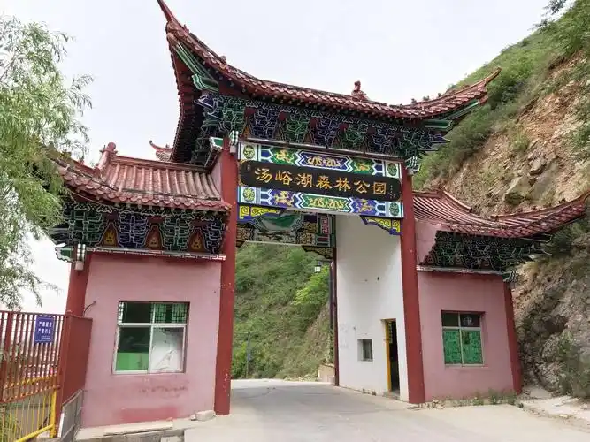 西安市蓝田县汤峪镇汤峪河山水湖泊人文美景//拍摄·曹宏卿(文友)编辑