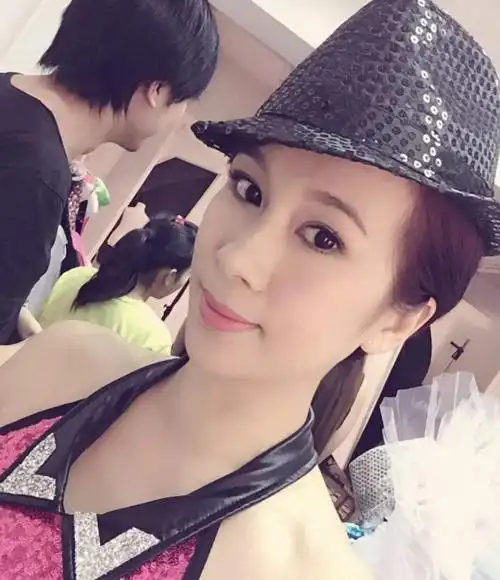 《霹雳火》里的小妹,成龙带她未红,嫁同龄富豪老公被宠成公主