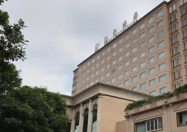 东莞黄江太子酒店扫黄轰动一时如今破败不堪门口沦为停车场