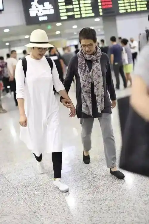 在机场的这次亮相中蒋雯丽和蒋文娟以各自独特的气质和魅力吸引了众多