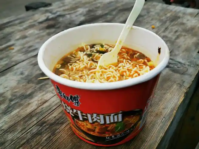 在山顶吃一碗方便面,15一碗,比索道起点贵5元.