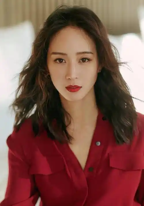 原创张钧甯短发魅力四射碎花裙配西装优雅大气真是自律女生更美