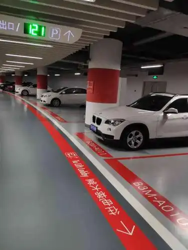 恒隆广场停车场-"[环境]很好,宽敞明亮,但是车位貌似有点.