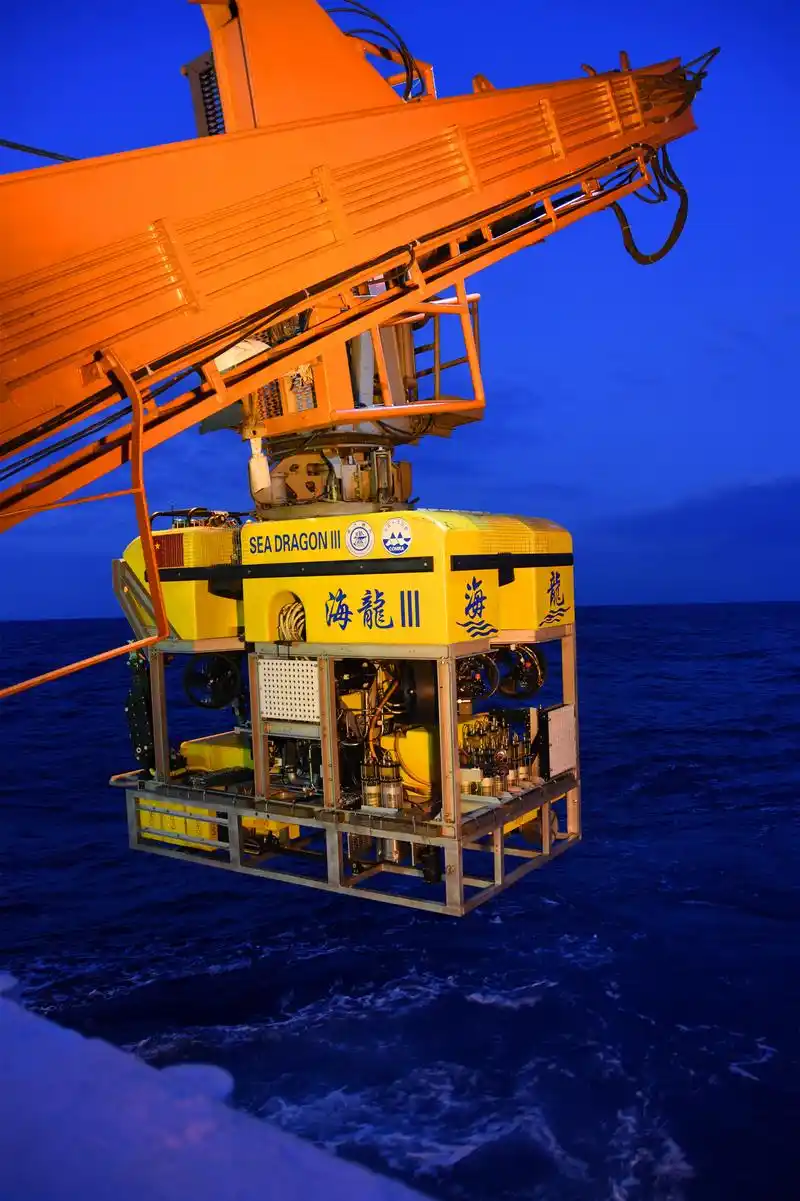 "海龙Ⅲ"潜水器首试成功潜水1690米(4)