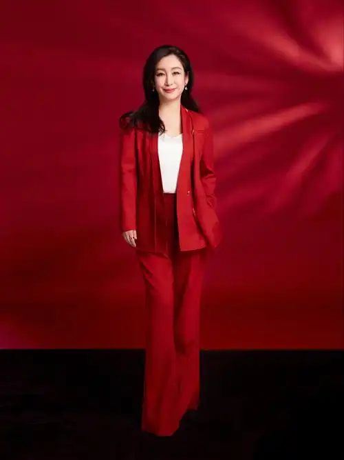 秦海璐最新红西装大片释出,抱着兔团团并佩戴bvlgari宝格丽_高清图集