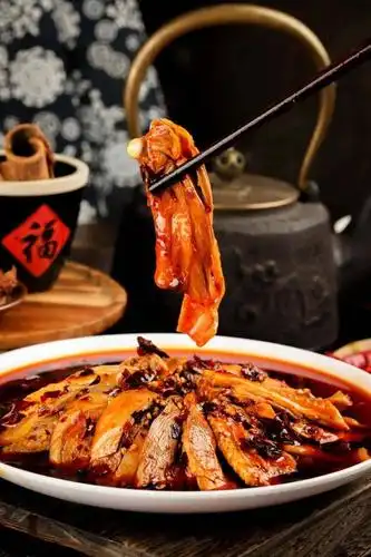 麻辣鸡色泽红亮鲜香,香味浓郁四溢,味道麻辣鲜甜,回味悠长,广受当地