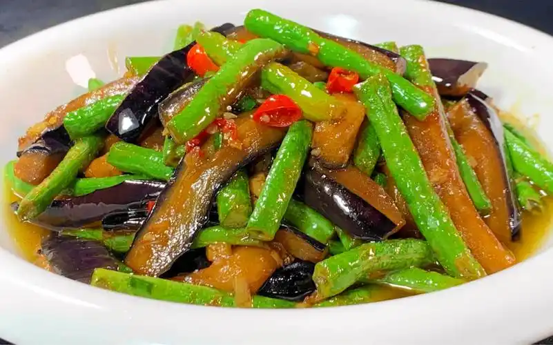 茄子炒豆角不用过油照样能做出饭店的味道,好下饭,也适合新手做