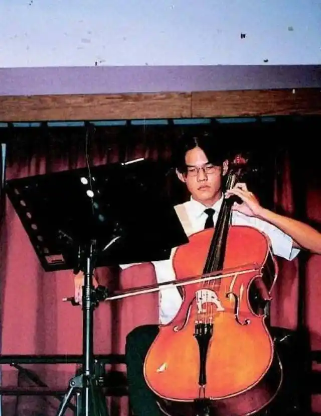 周杰伦旧照曝光,证件照不掩立体五官,拉大提琴成学校风云人物