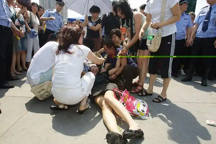 图文一名女士晕倒在广场上