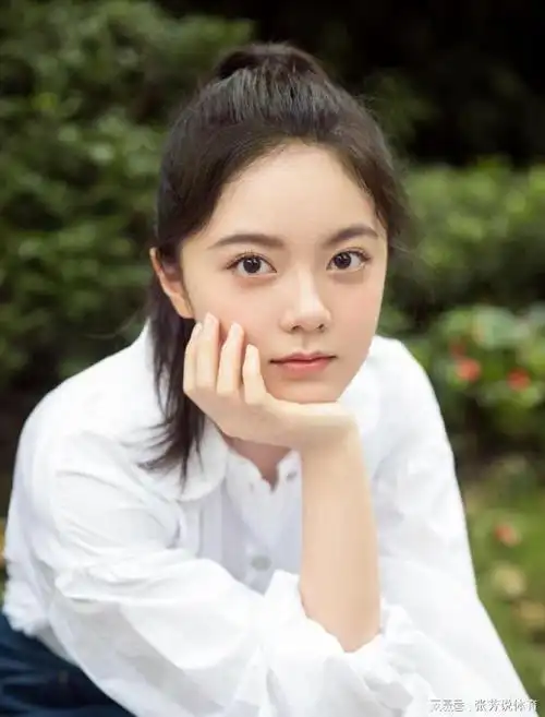 赵今麦活动生图小腿外翻有很多疤痕穿恨天高也挽救不了身材比例