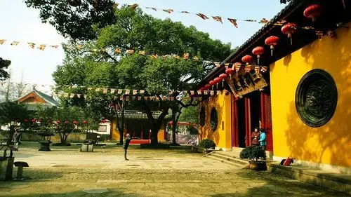 位于浙江省杭州市的西湖南岸,雷峰塔对面,是西湖历史上四大古刹之一