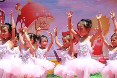 大二班舞蹈《锄禾》