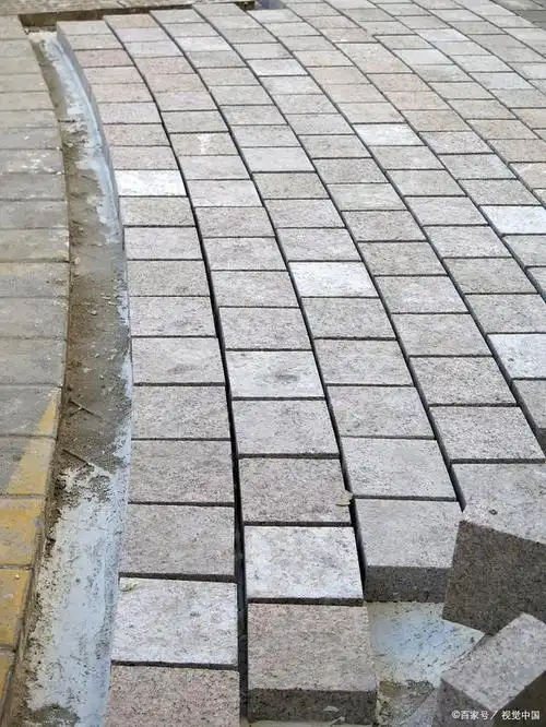 在广场铺装和道路沿石,铺地石中,芝麻灰烧面花岗岩属于比较常见的一种