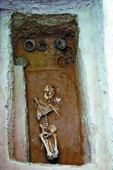 陕西发现一座古墓遗骨姿势诡异考古队我已经知道他是哪里人