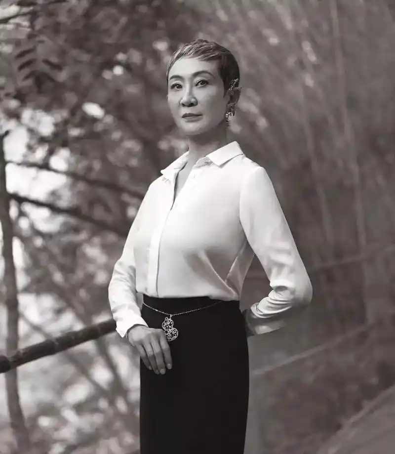 她是林青霞,张国荣的闺蜜,更是站在徐克背后老去的女人