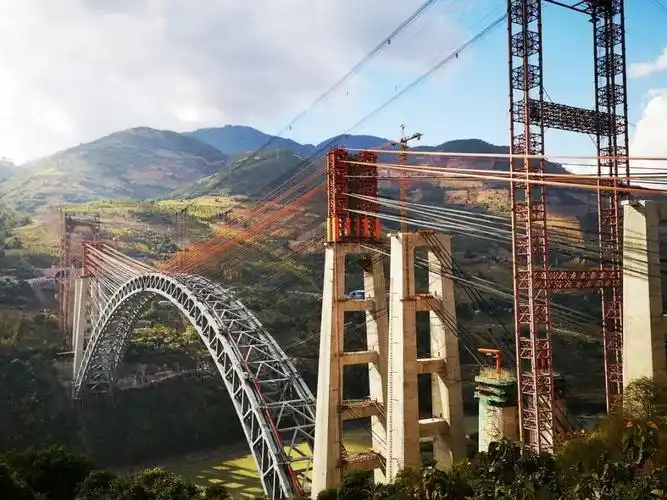 大桥主跨为单跨达490米的钢桁拱,一跨飞越怒江天堑,是目前世界上铁路