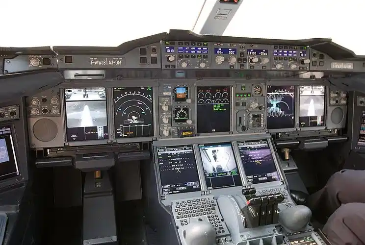 猜猜看:这是驾驶室吗?为什么没有操作杆?是甚么型号的飞机?