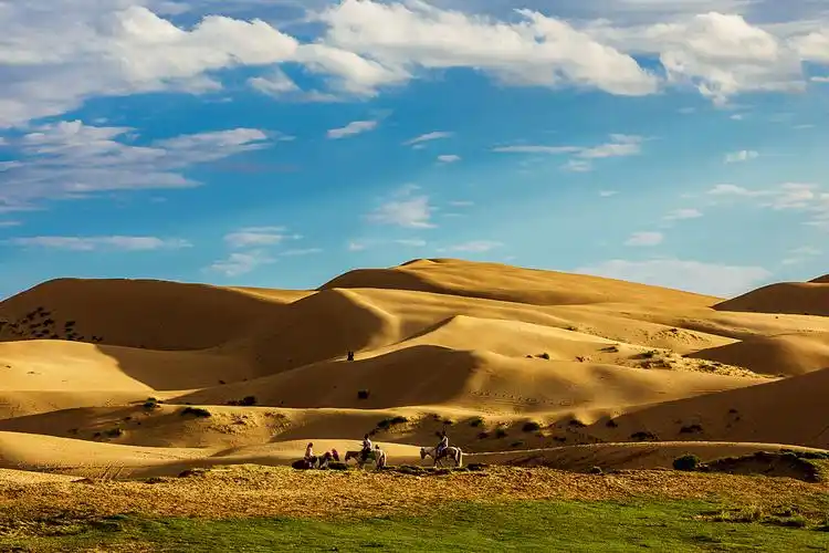 青海湖边的沙漠风光