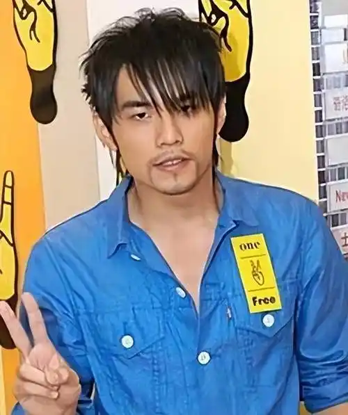 有一种"毁容"叫中年!周杰伦,黄晓明都靠假发,沙溢头顶反射