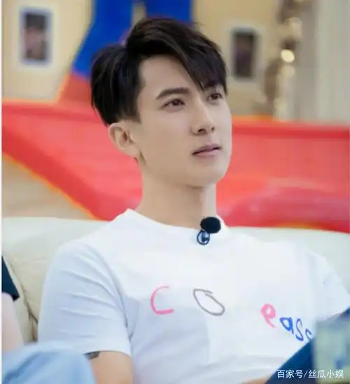 吴尊复出捞金,晒与老婆林丽吟24年前合影,梳着中分发型像极鹿晗