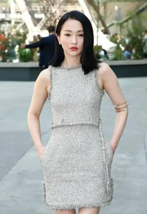 与女明星的高级范儿,无袖设计最考验身材,周迅穿无袖小香风连衣裙