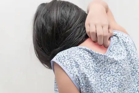 亚洲女孩抓痒图片