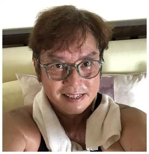 69岁谭咏麟近照罕曝光!穿贴身背心胸肌壮硕,年近古稀仍高大威猛