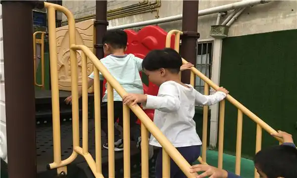为了让幼儿掌握玩滑滑梯的正确方法,遵守游戏规则,能和同伴友好的游戏
