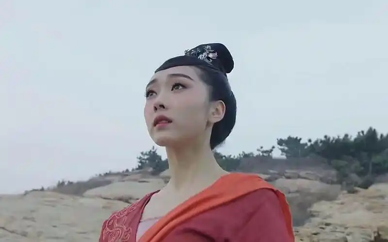 宣璐好美啊有种古典大家闺秀的感觉卧槽才知道她是灵魂摆渡里的琥珀啊