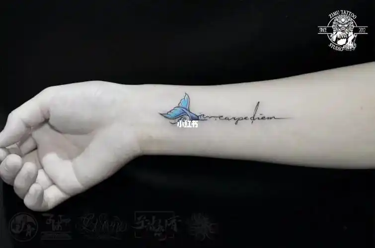 鱼尾与文字英文字母纹身小臂