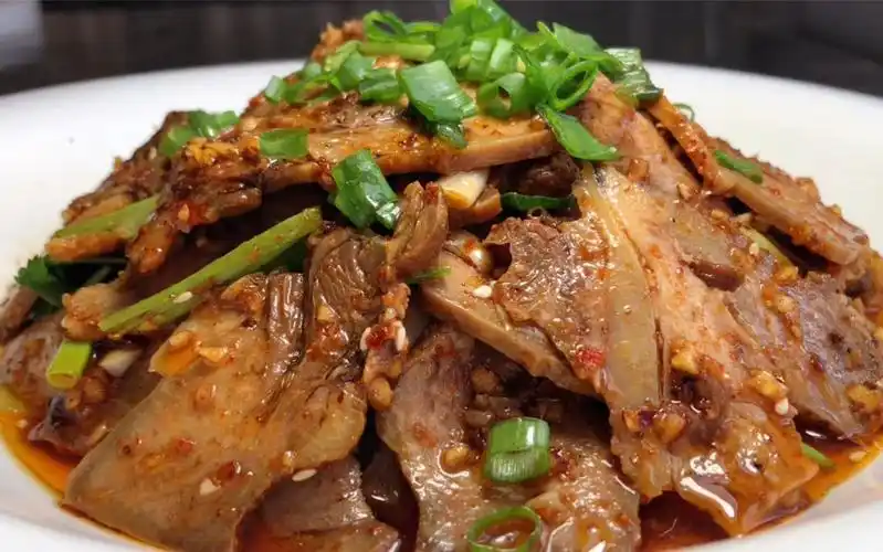 油酱油辣椒酱7最后撒上白糖8拌匀后,好吃美味的凉拌猪舌头就做好了