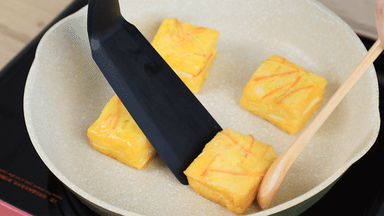 10,平底锅刷油,热油后将吐司块放入锅中,中火煎3分钟.