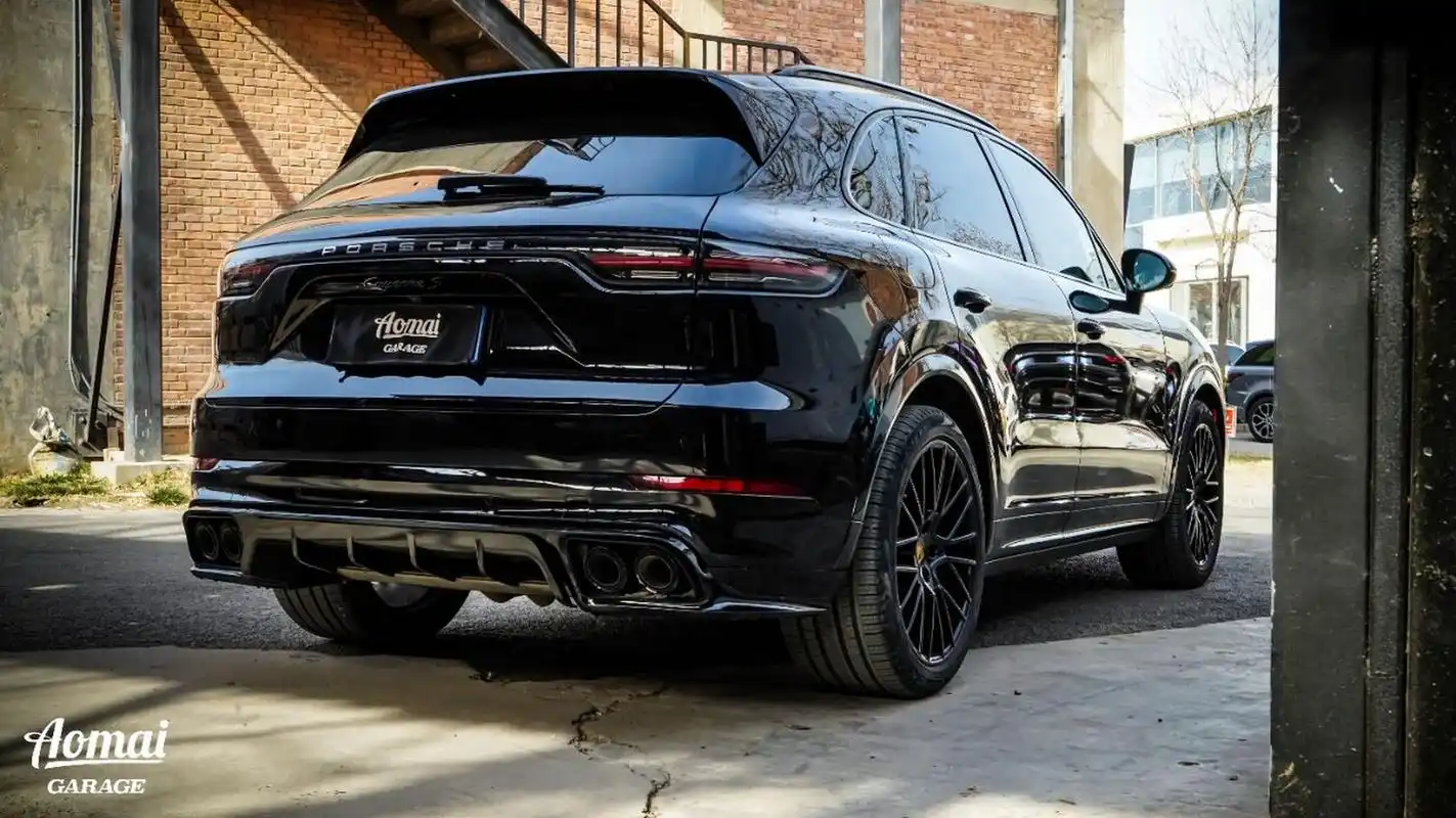 我们经常见到很多车型做黑武士风格,但是保时捷卡宴做黑武士风格的很