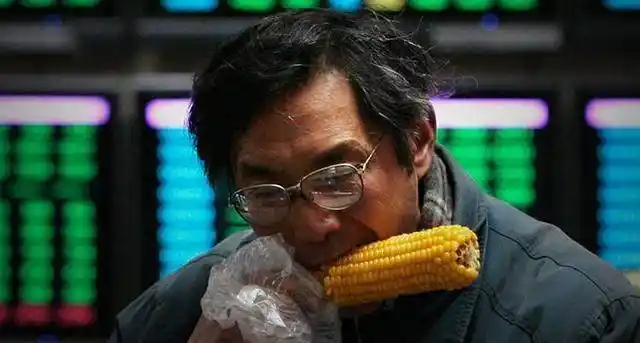 当他来到一个水池边时,发现一个人坐在水池边,哭得比他还伤心.