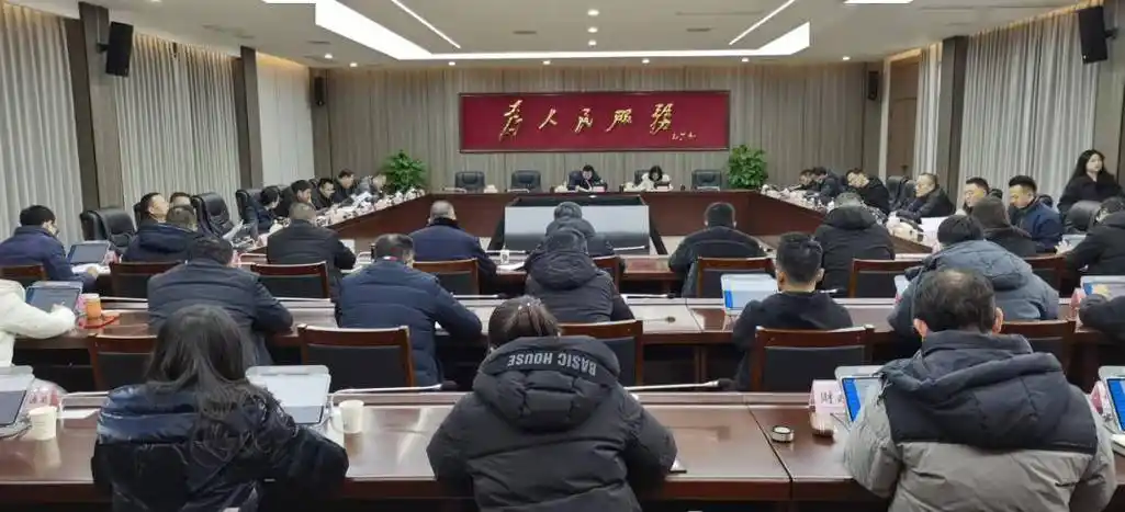 县委书记许天毅主持会议并讲话,相关县级领导出席会议.